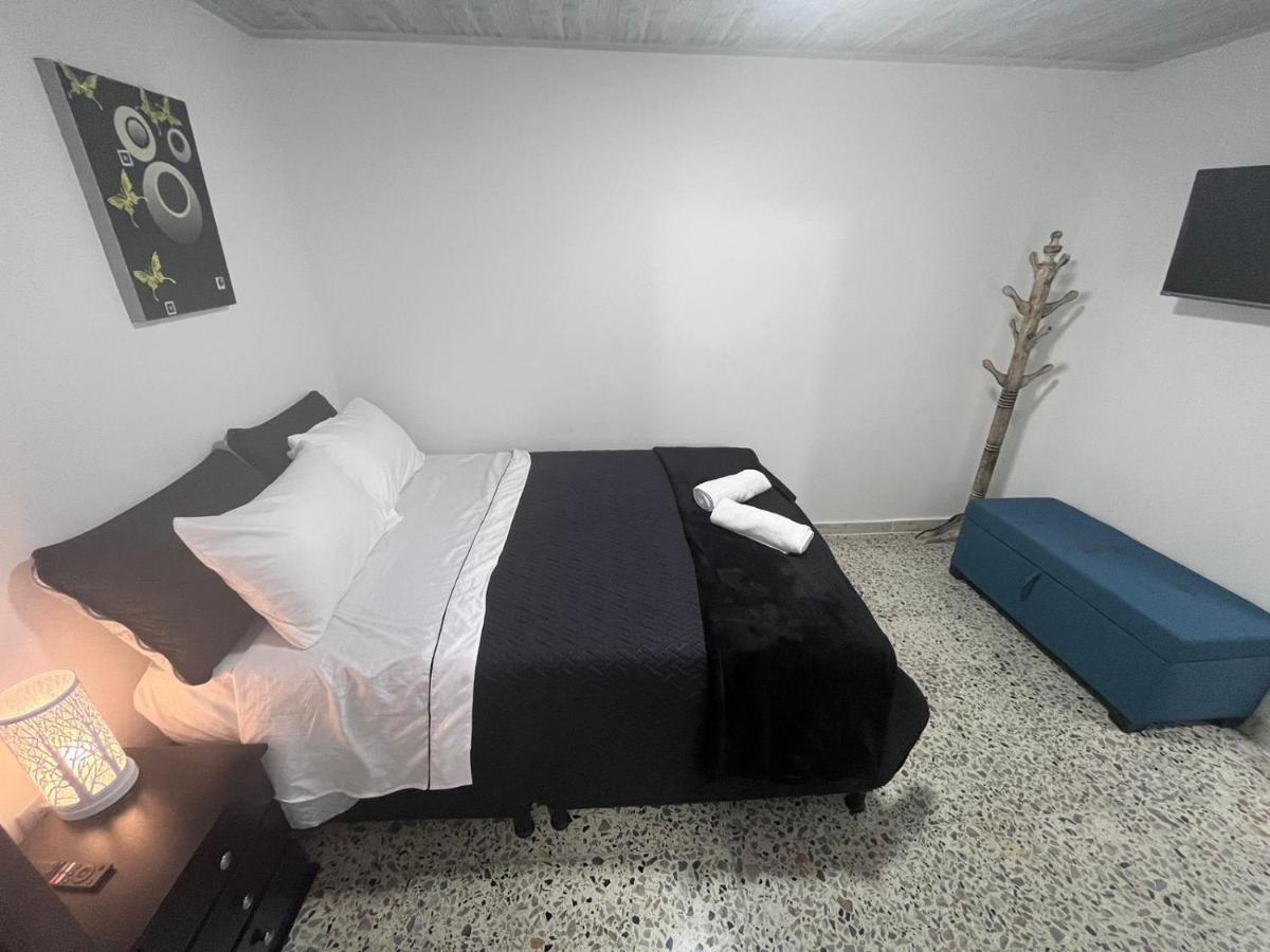 Edificio Santamarta Medellin Hotel Екстериор снимка