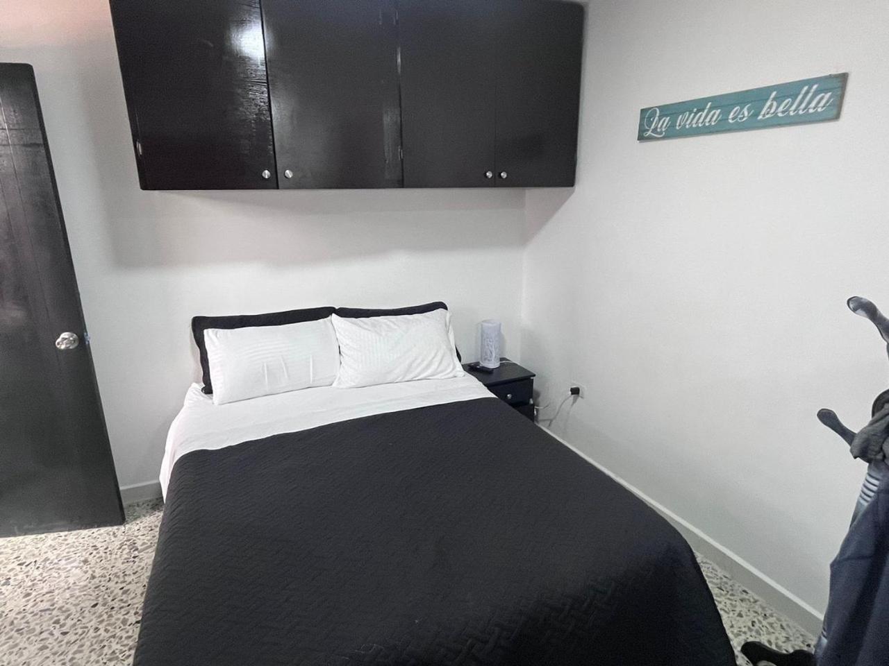 Edificio Santamarta Medellin Hotel Екстериор снимка